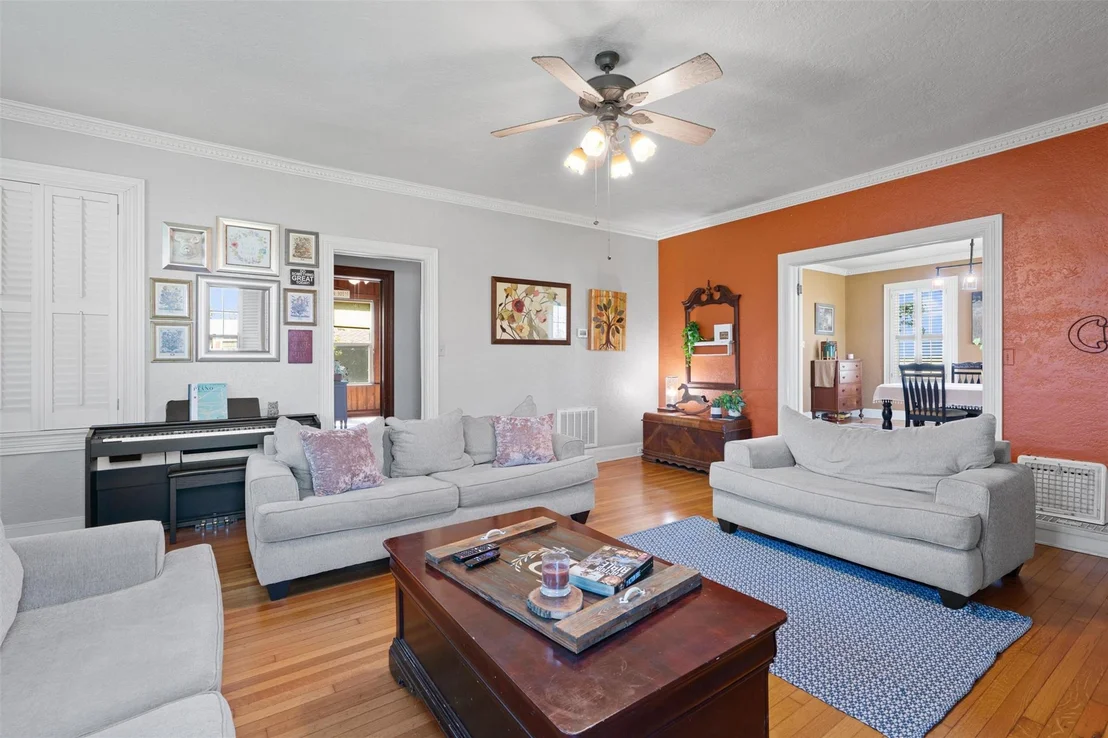 Photo of 1543 W Clark ST