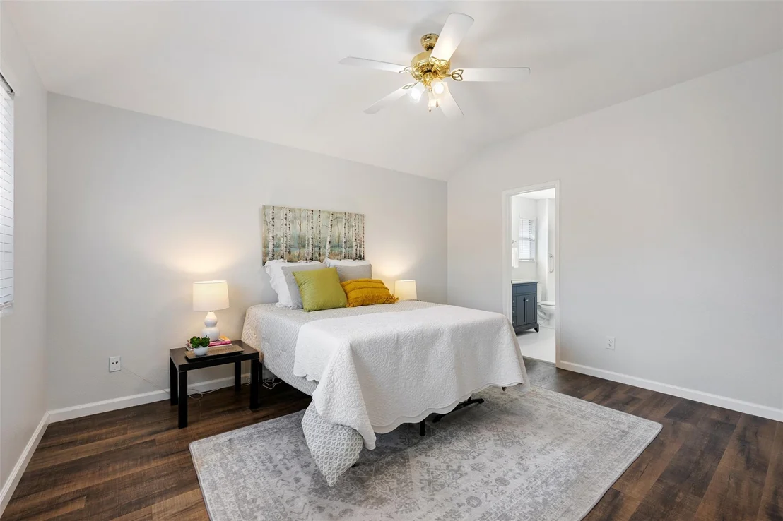 Photo of 1900 Ireland DR