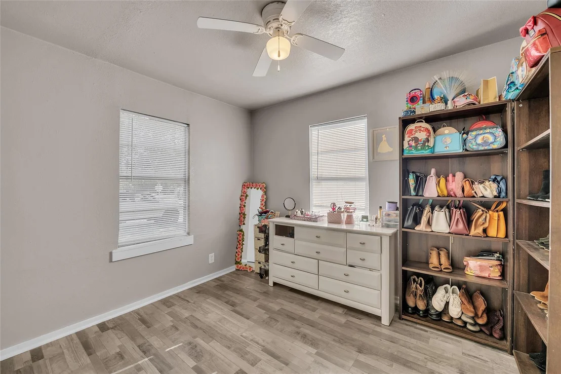 Photo of 1001 W 8th ST