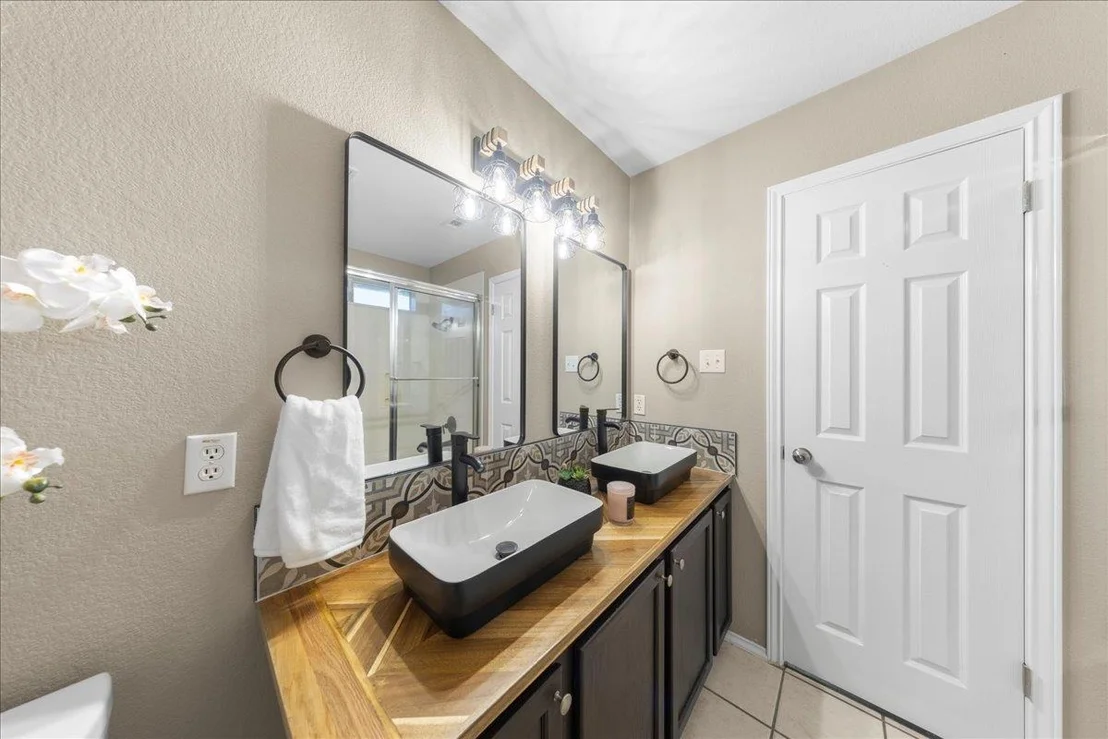 Photo of 202 Ashbury DR