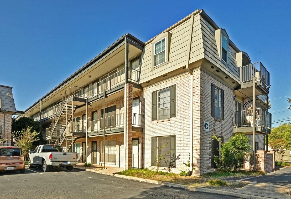 Photo of Unit 28 at 2425 Ashdale DR