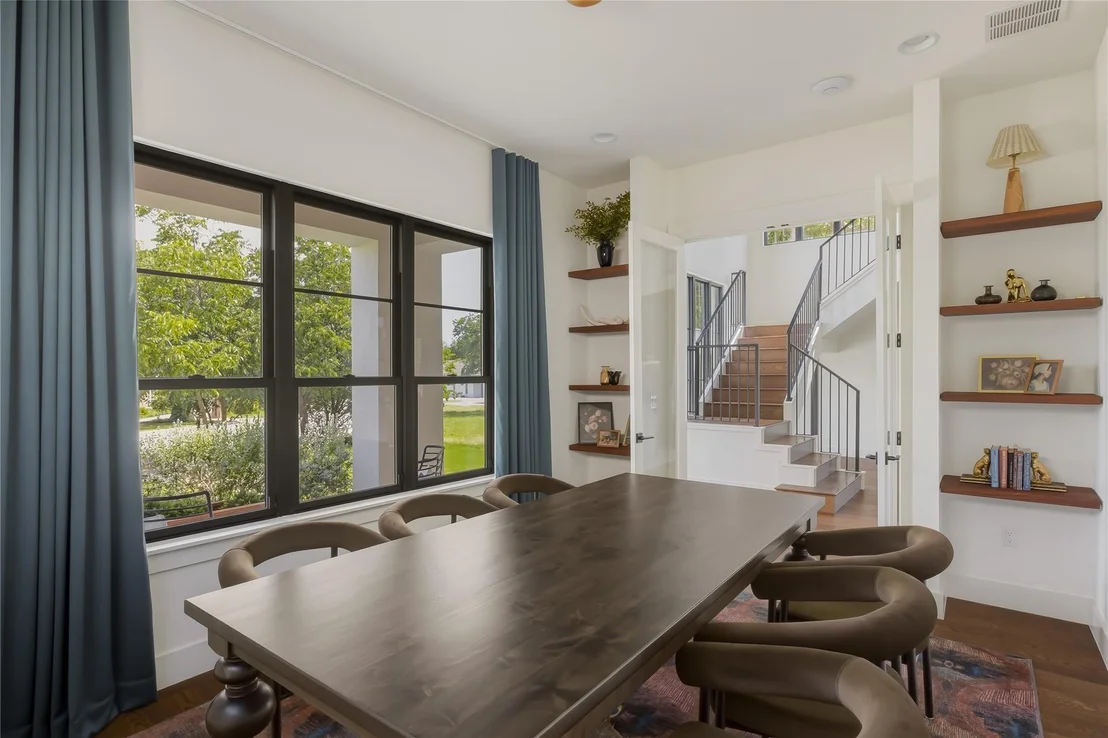 Photo of 705 W 10th ST