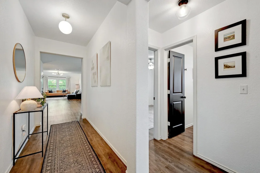 Photo of 100 Jackson Blue LN