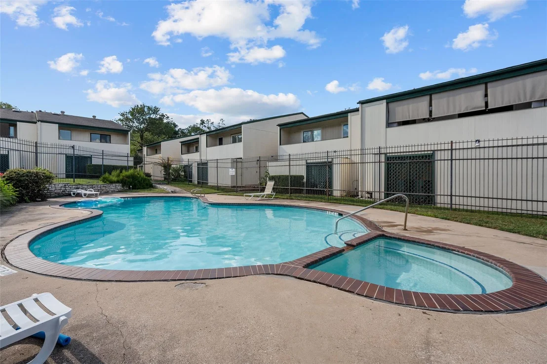 Photo of Unit 302 at 6718 Silvermine DR