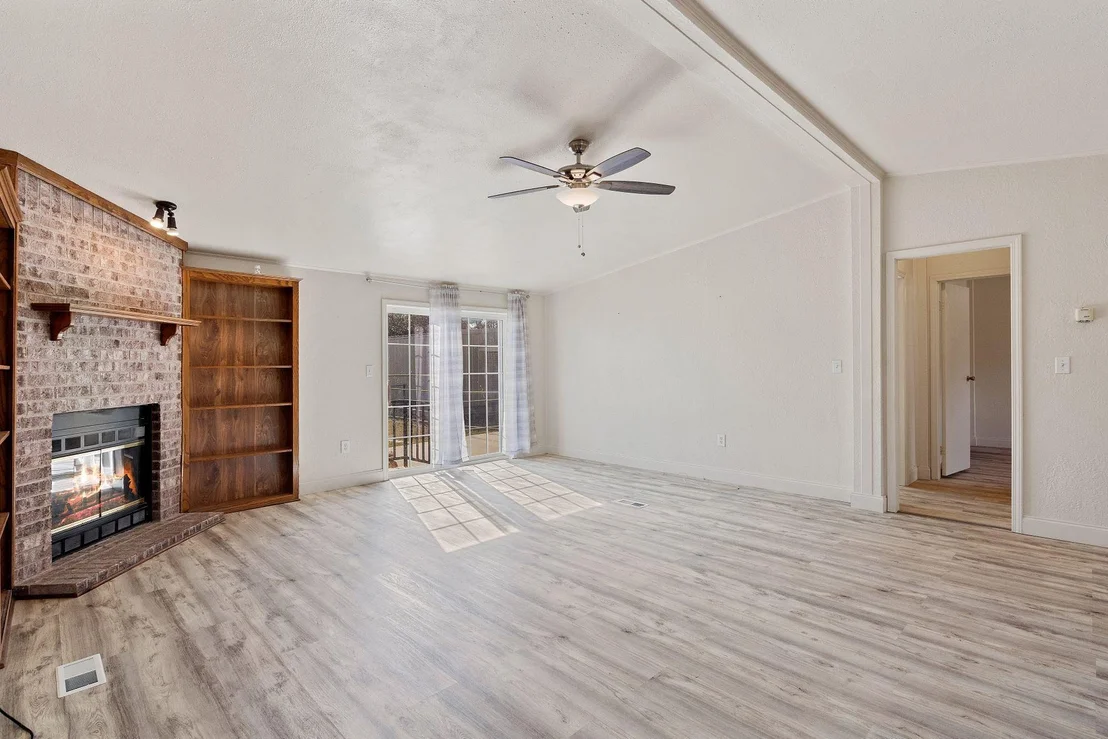 Photo of 502 E Pecan DR