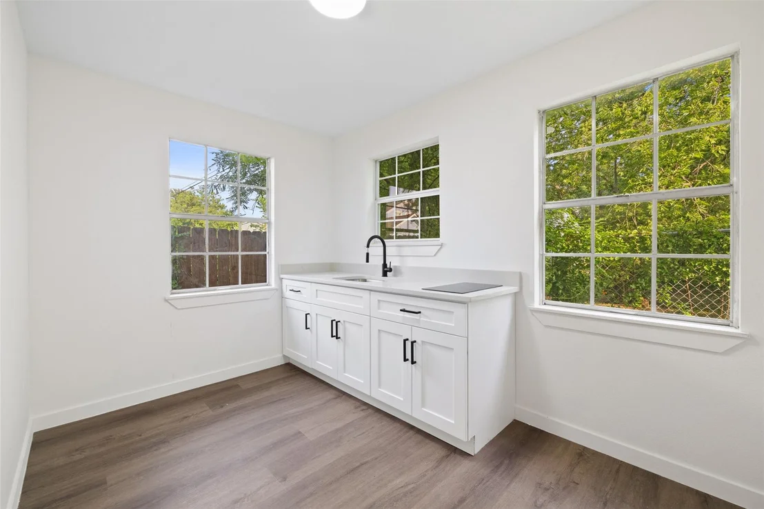 Photo of 707 W 7th ST