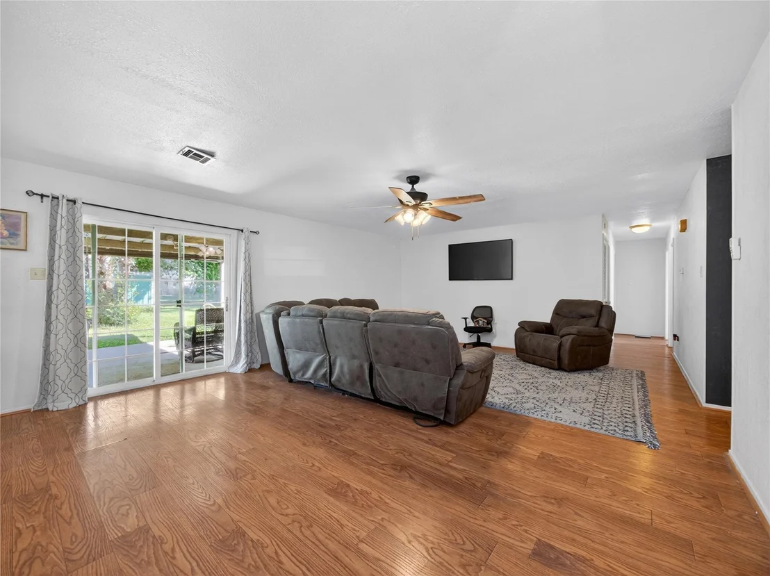 Photo of 719 W Karnes DR