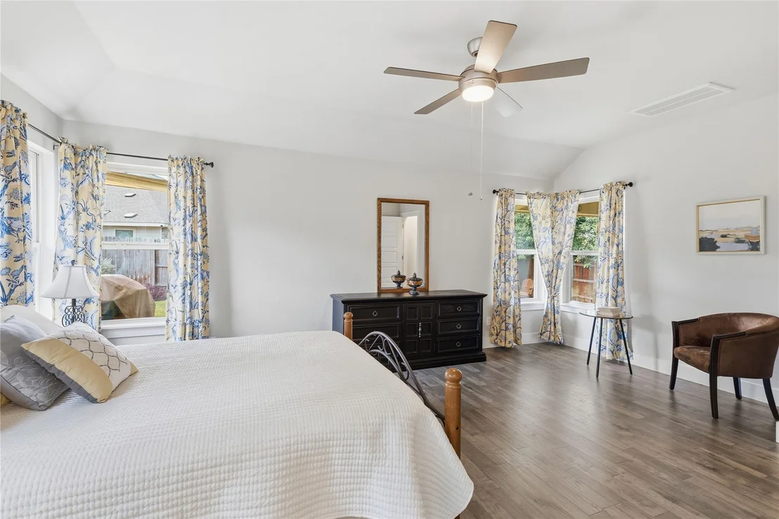 Photo of 3543 Pauling LOOP
