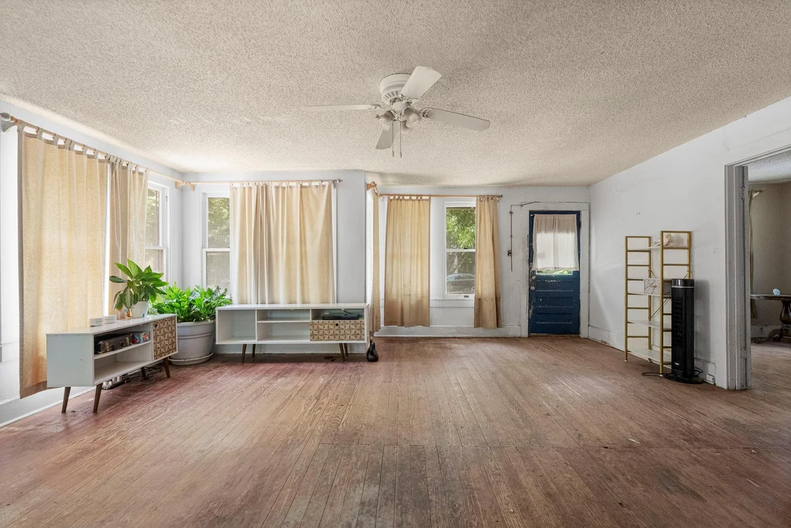 Photo of 304 W 42nd ST