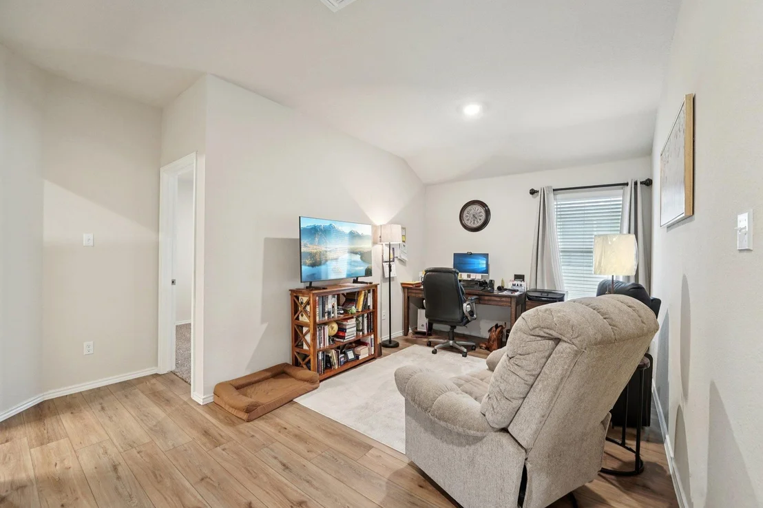 Photo of 184 Pivot DR