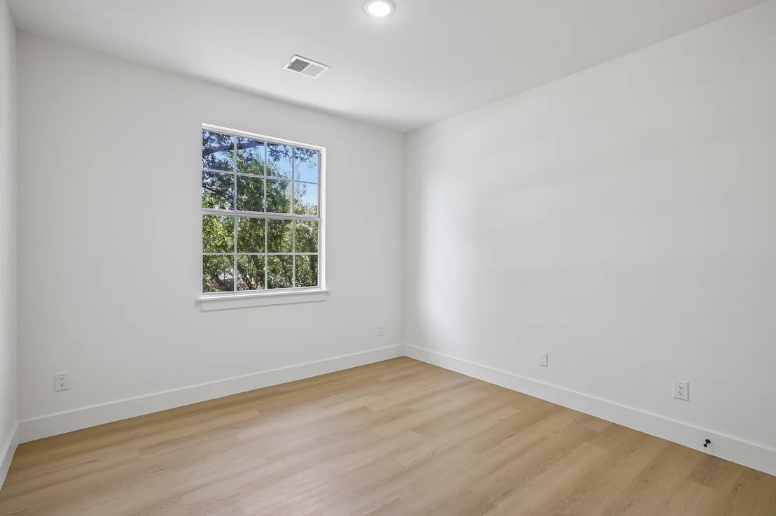 Photo of 16300 Suzi CV
