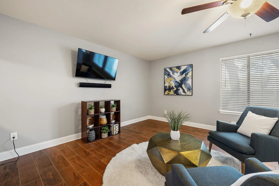 Photo of 1007 LAURELLEAF DR
