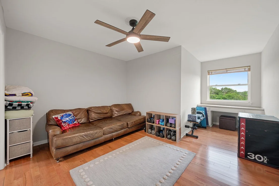 Photo of 622 Thousand Oaks LOOP