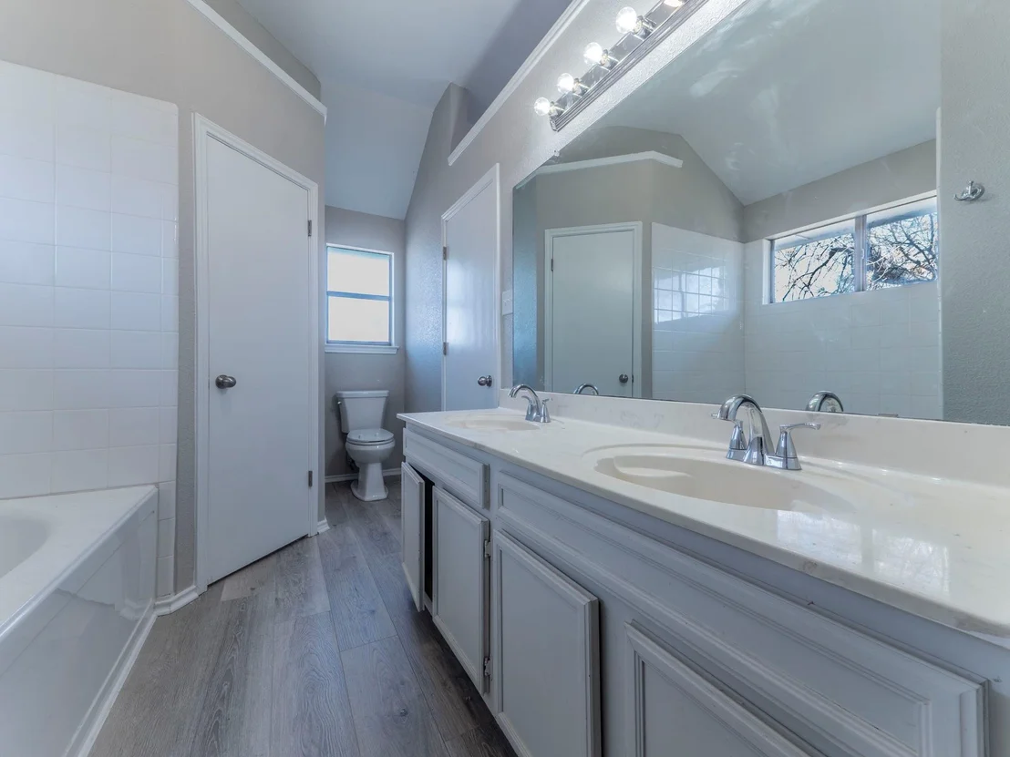 Photo of 1807 Parkwood DR