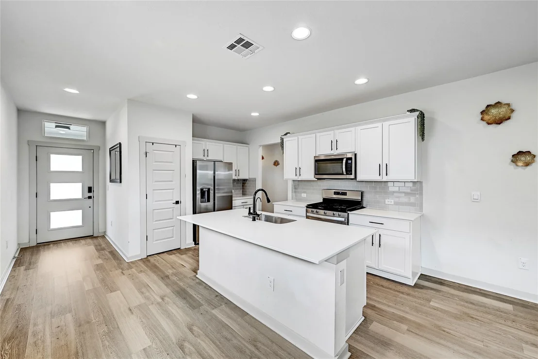 Photo of 8000 Linnie LN