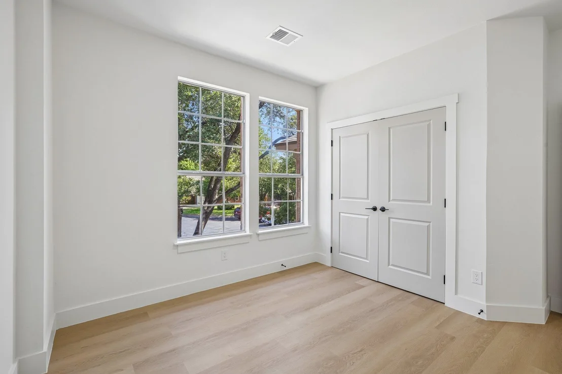 Photo of 16300 Suzi CV
