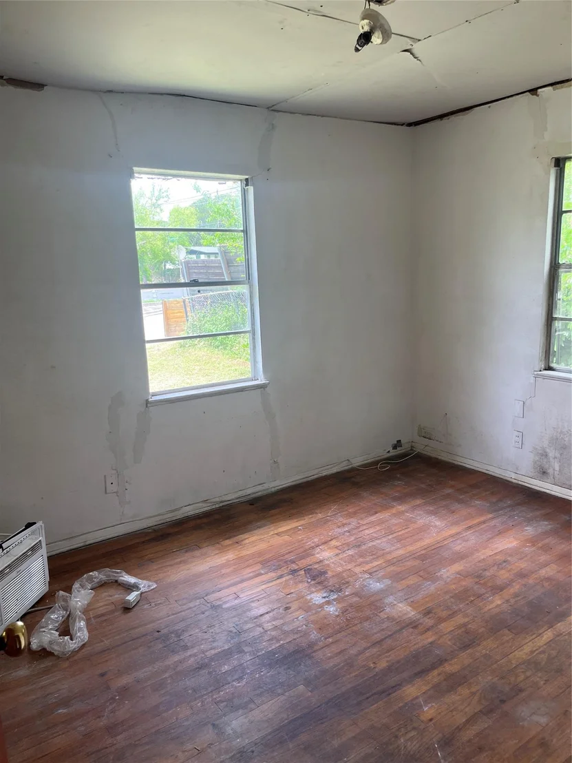 Photo of 4307 Leslie Ave