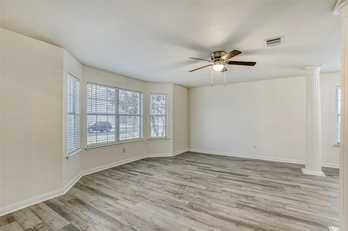 Photo of 113 Silver Lace LN