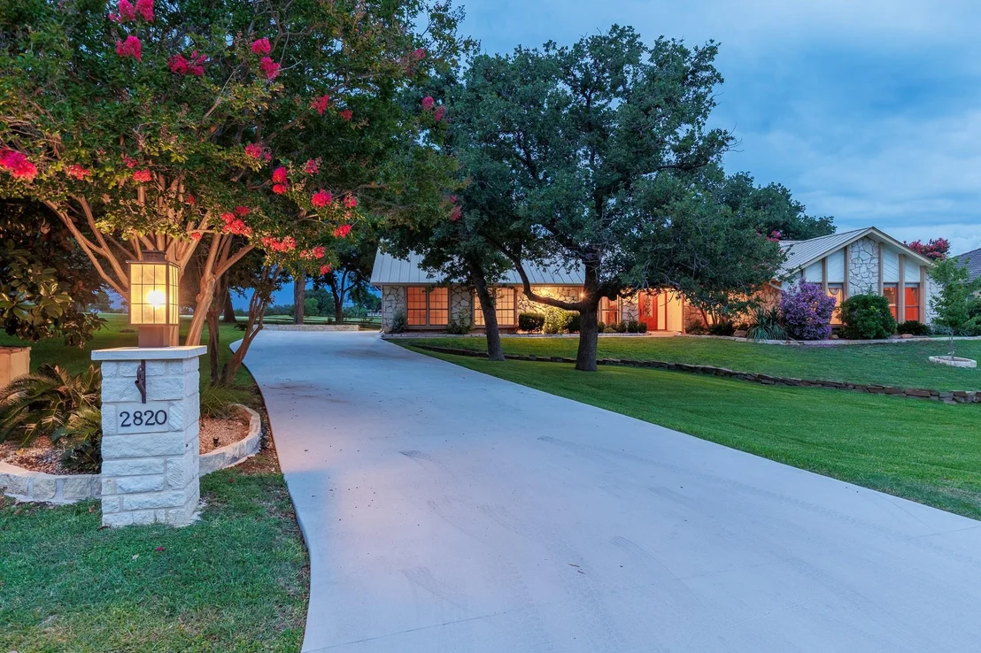 Photo of 2820 Aurora