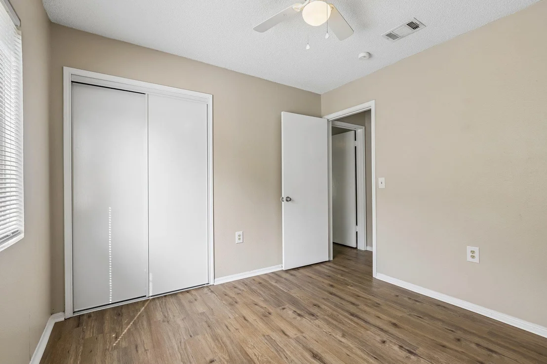 Photo of 305 Hornbean LN