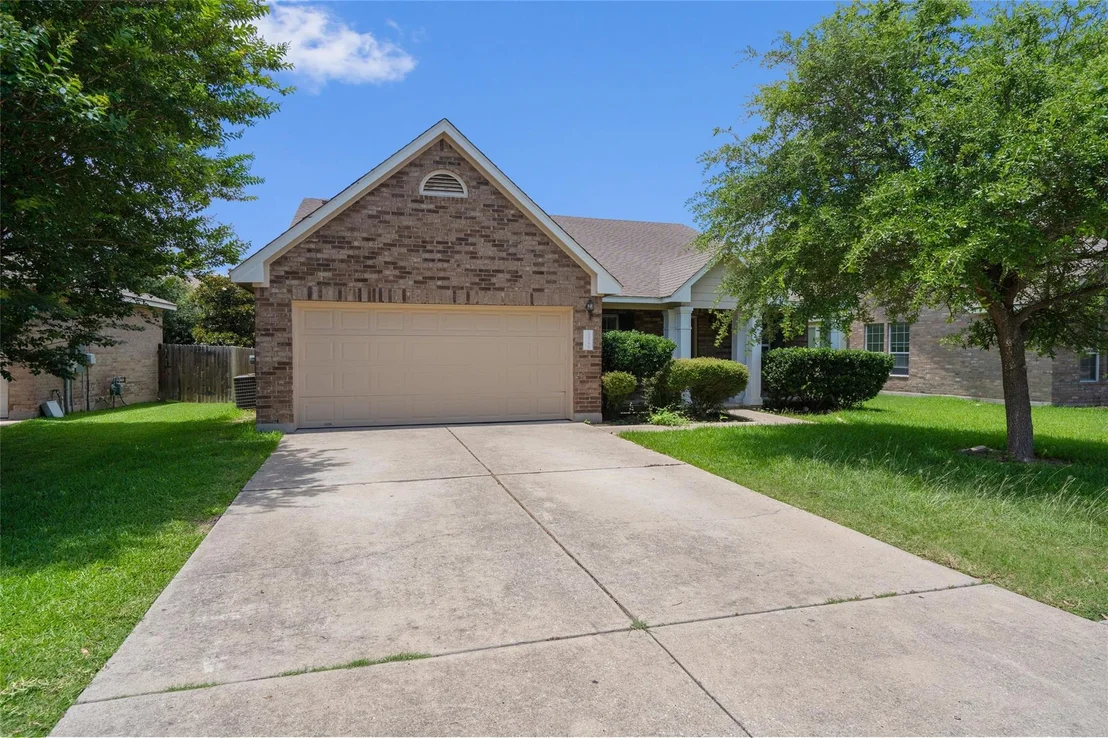 Photo of 3924 Links LN