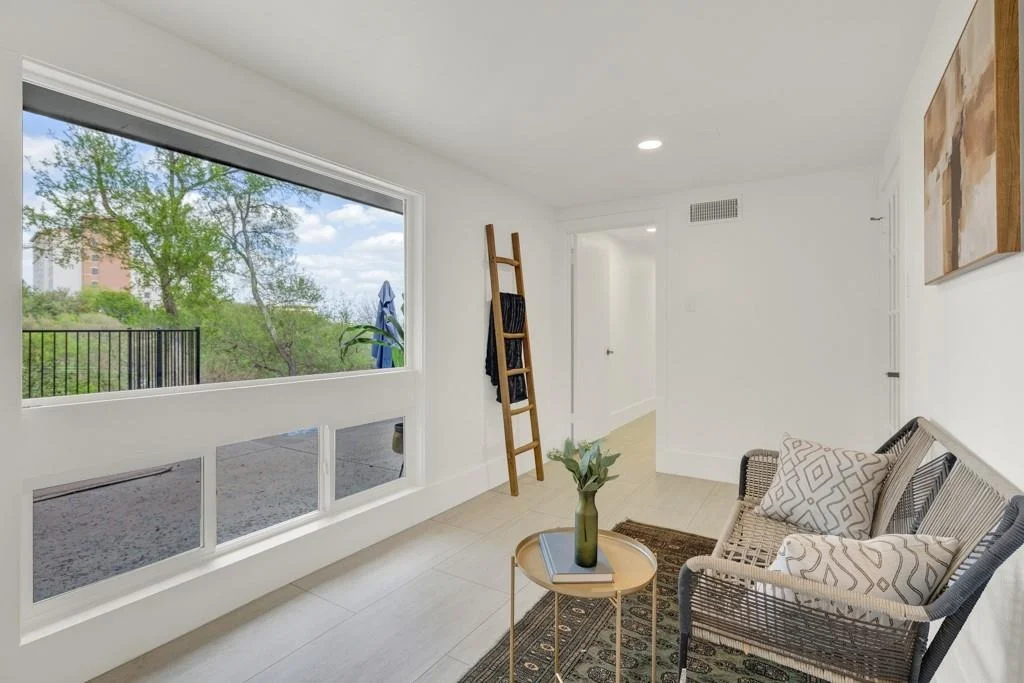 Photo of 810 N Loop ST