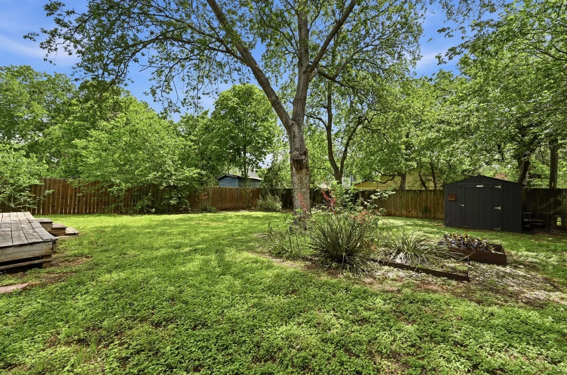 Photo of 6207 Hickman Ave