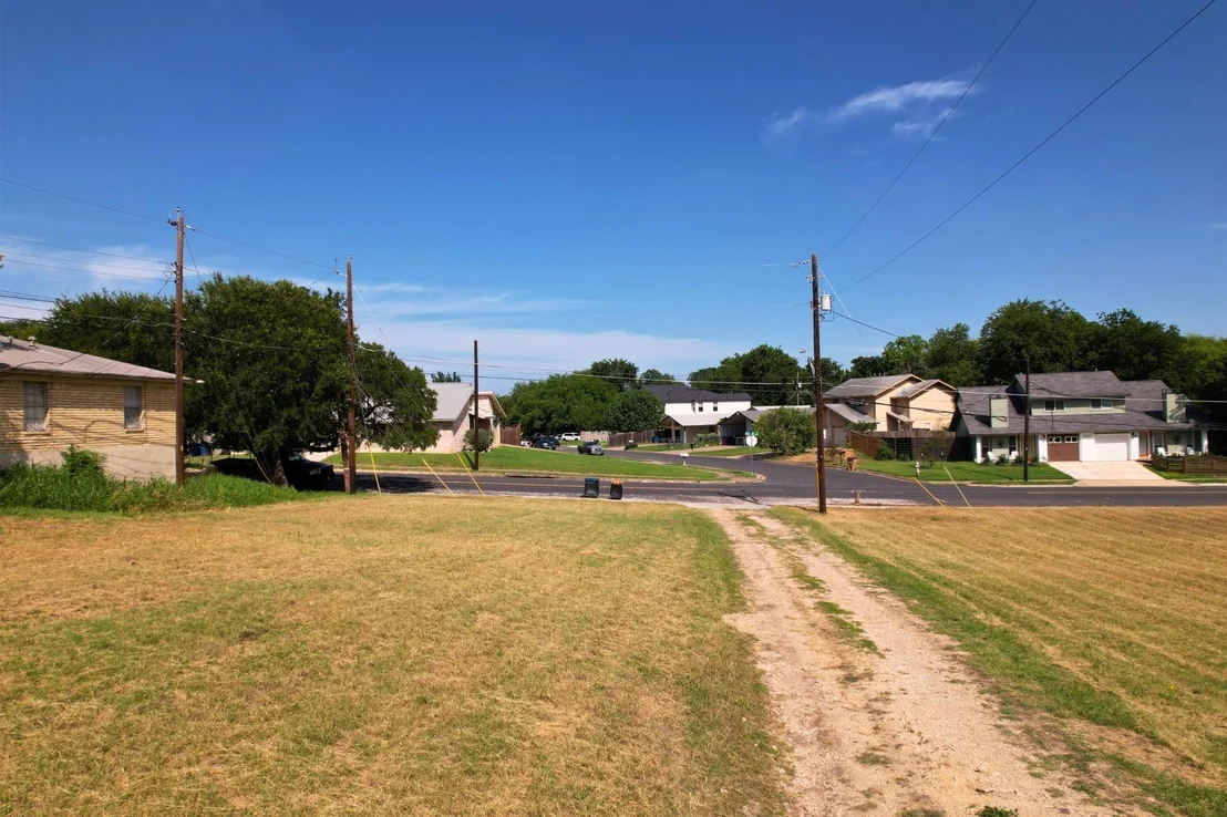 Photo of 2610 & 2606 Metcalfe RD