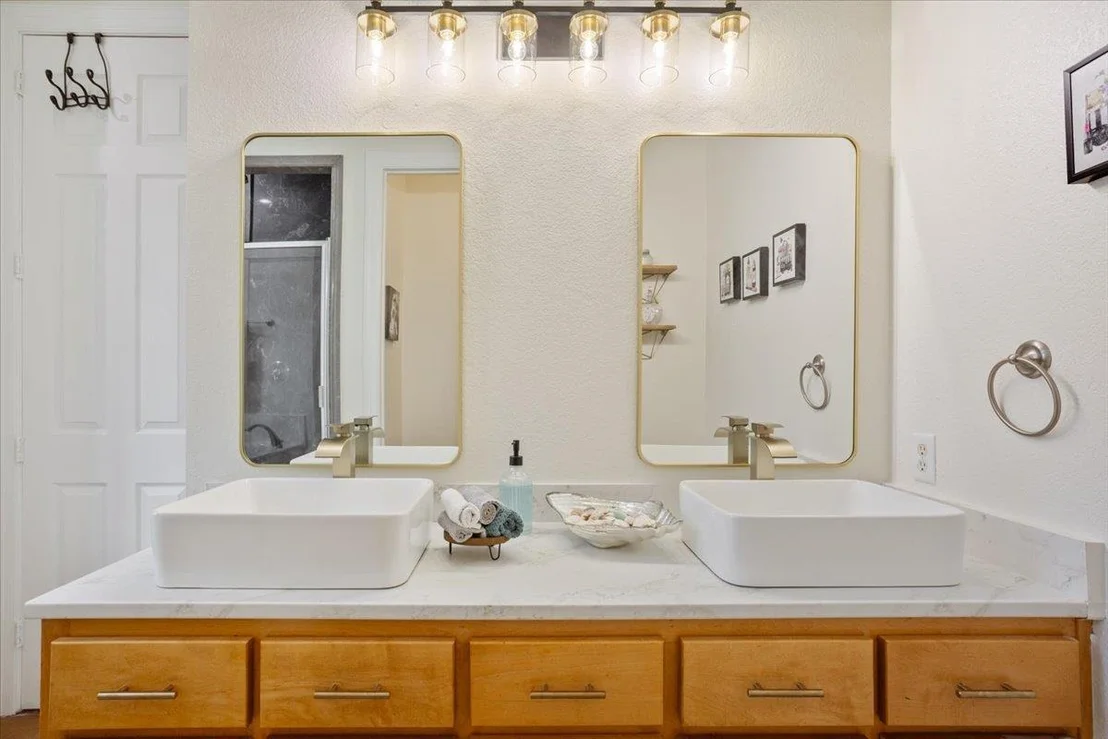 Photo of 3426 Summit CIR