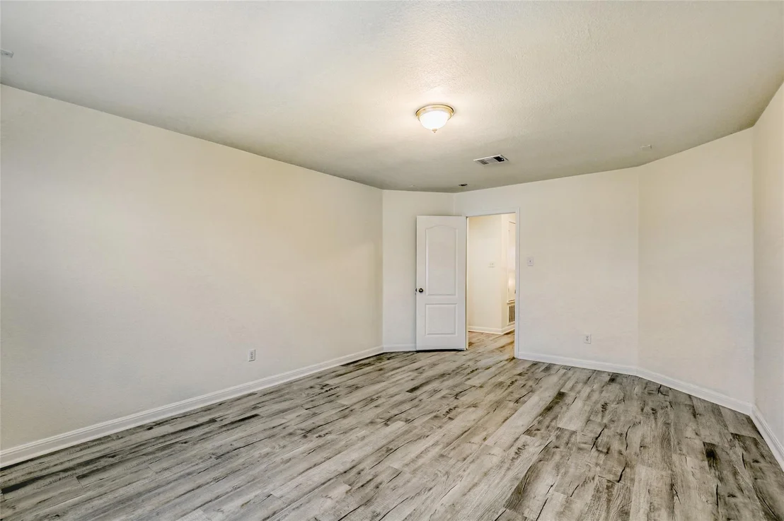 Photo of 113 Silver Lace LN