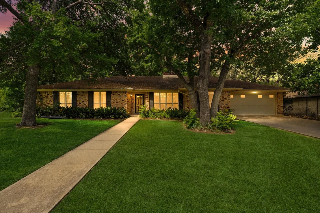 Photo of 301 Tallwood DR