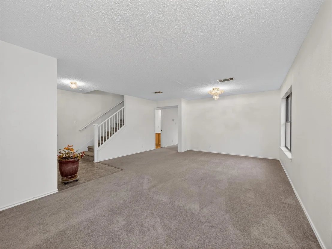 Photo of 15300 Iola CV