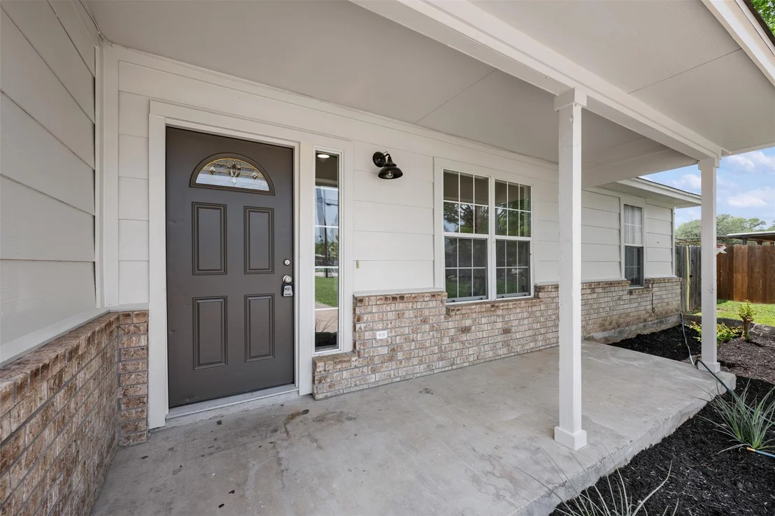 Photo of 104 Live Oak CIR