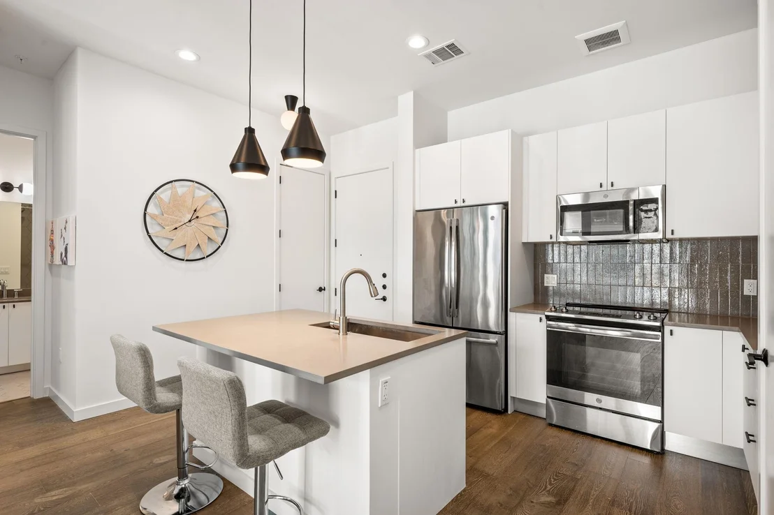 Photo of Unit 302 at 800 Embassy DR