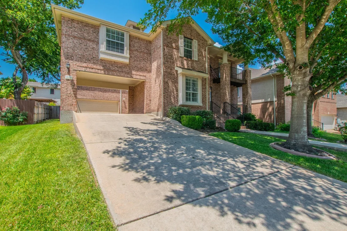 Photo of 3988 Lord Byron CIR