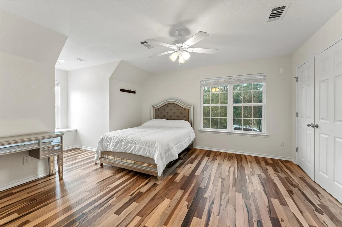 Photo of 1060 Great Oaks DR