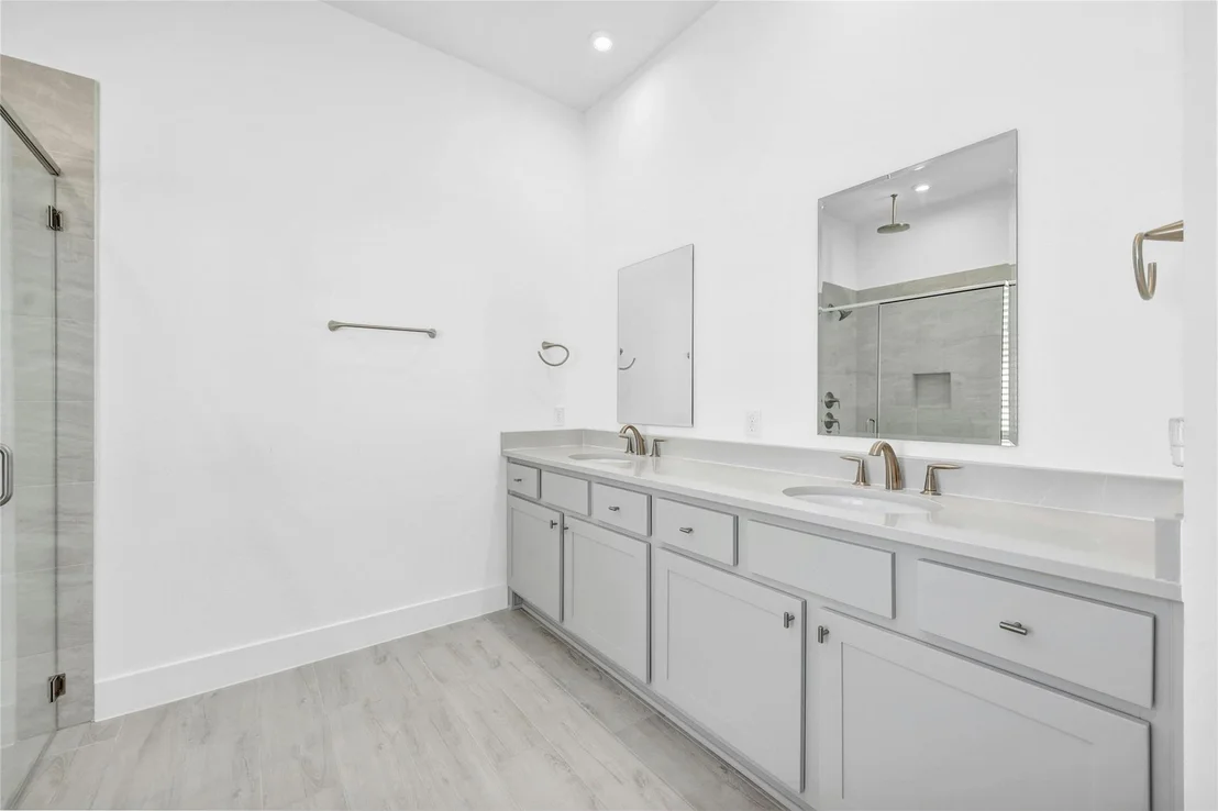 Photo of 213 Oakley PASS