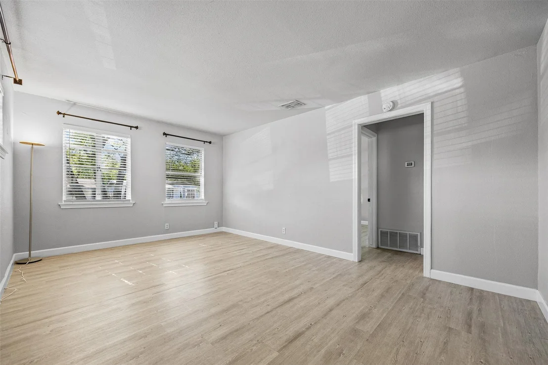 Photo of 4709 Leslie Ave