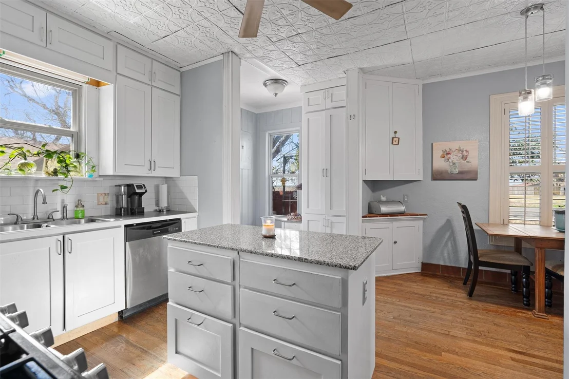 Photo of 1543 W Clark ST