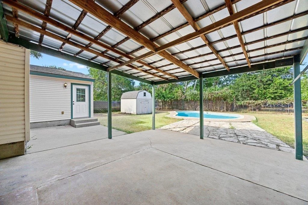 Photo of 1702 Oakridge DR