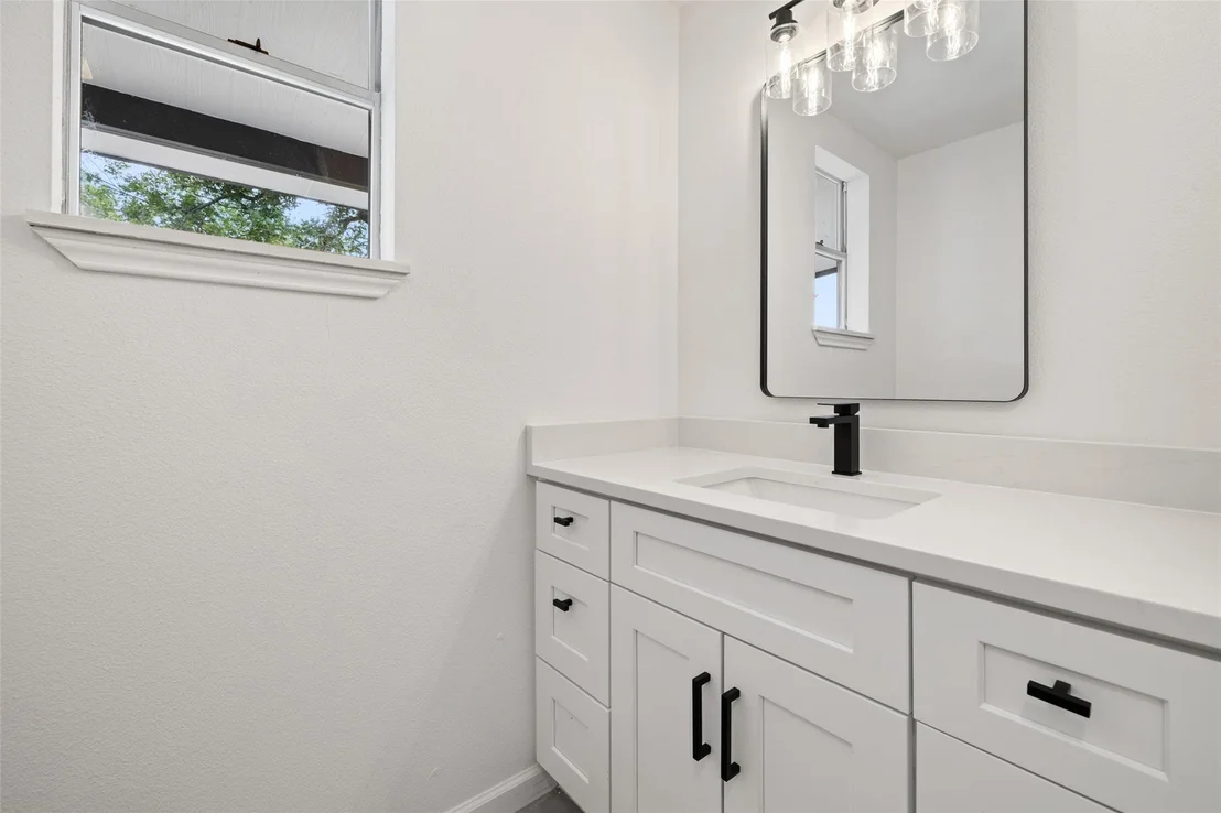 Photo of 707 W 7th ST