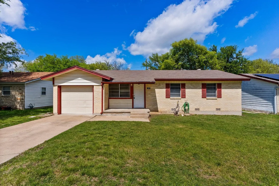 Photo of 2813 Live Oak DR