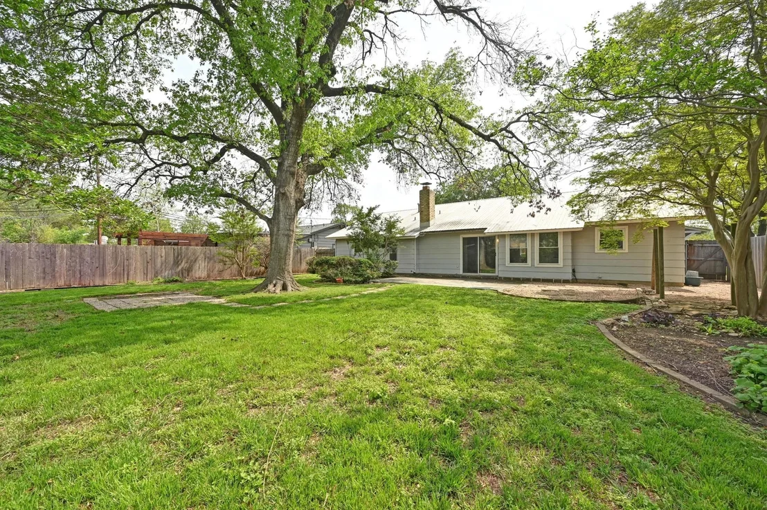 Photo of 2006 Southern Oaks DR