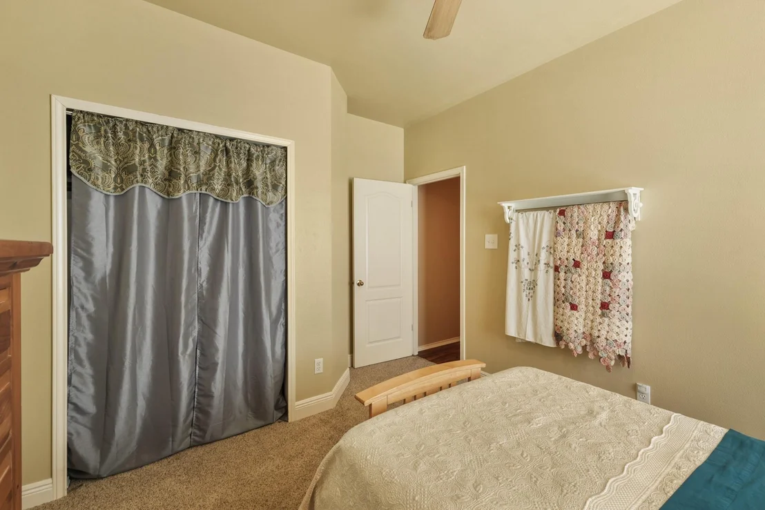 Photo of 1028 Thackeray LN