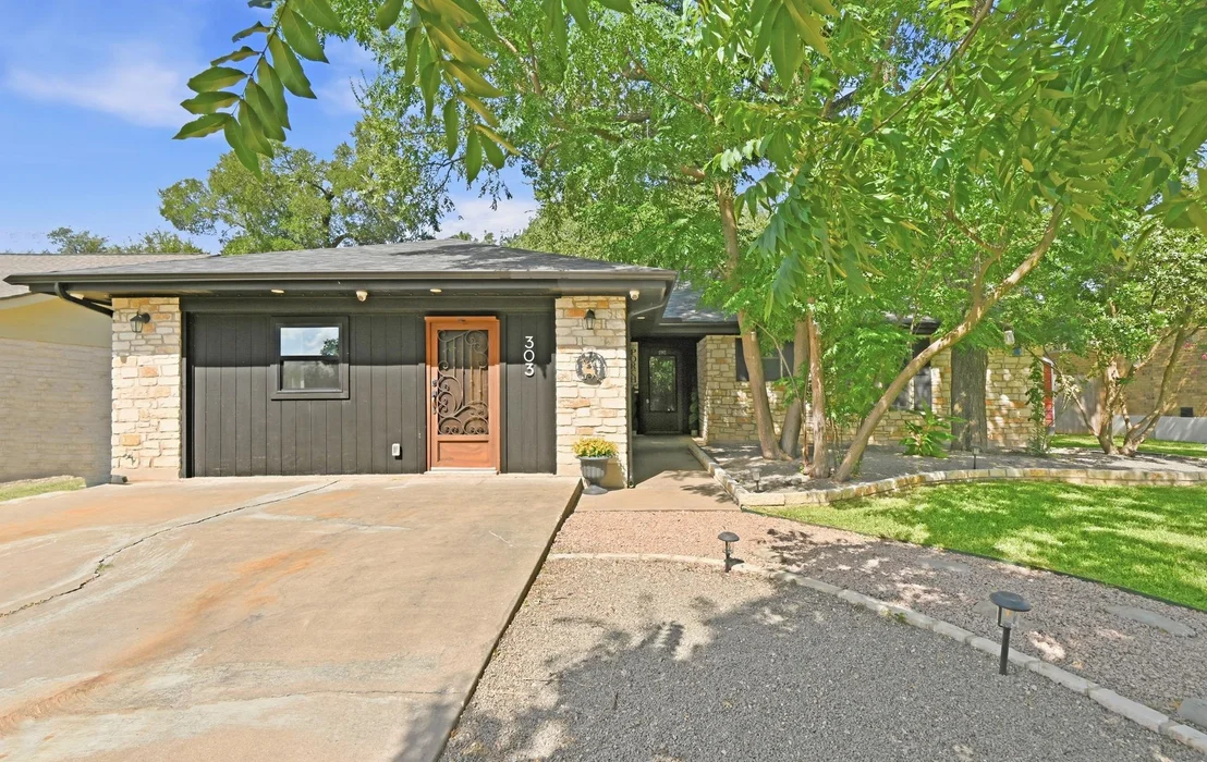 Photo of 303 Pin Oak DR