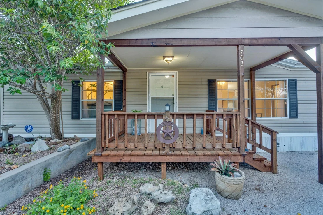 Photo of 702 Liveoak RD