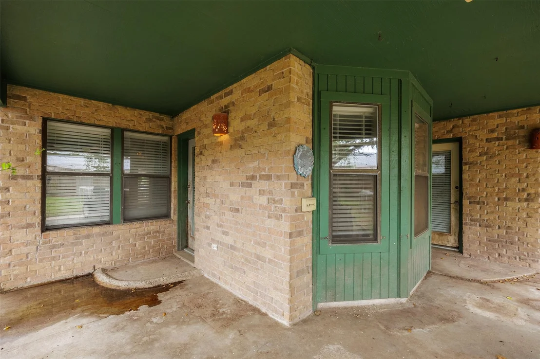 Photo of 320 Long Pointe DR