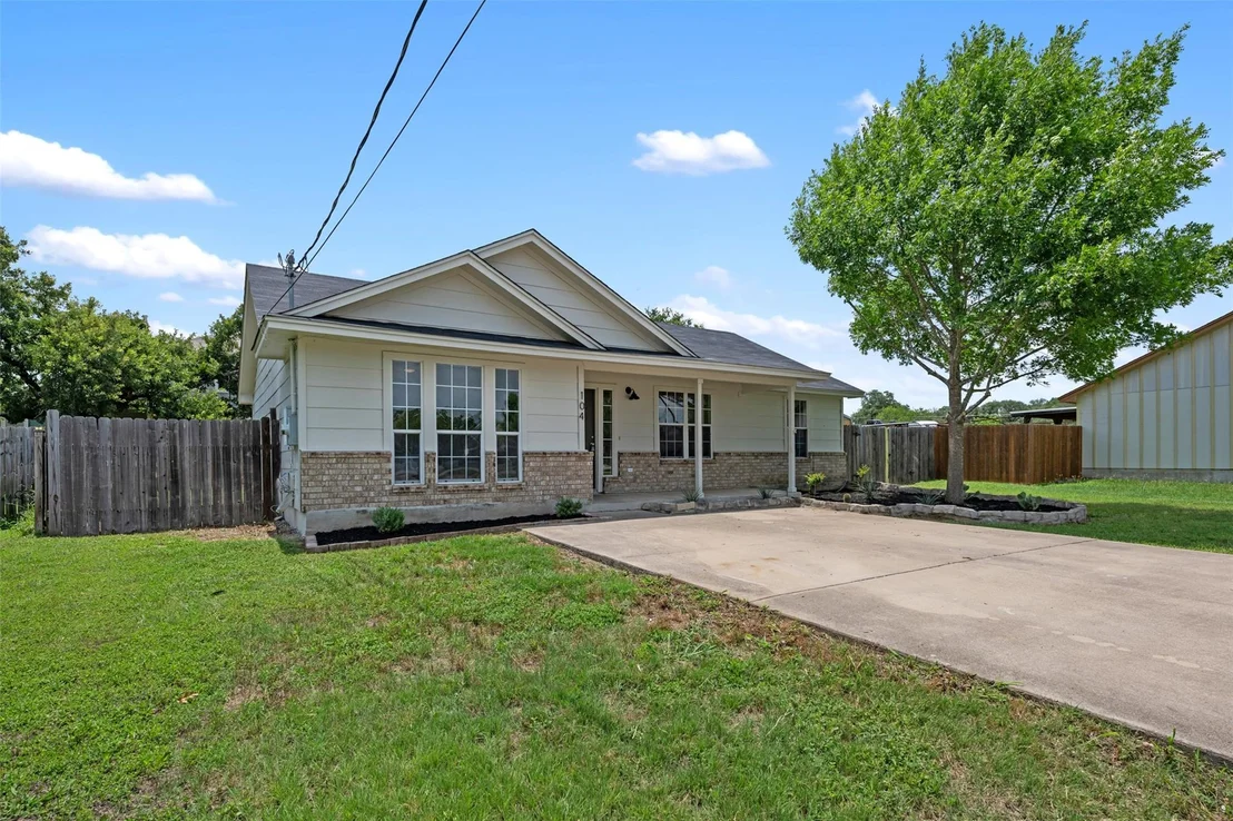 Photo of 104 Live Oak CIR