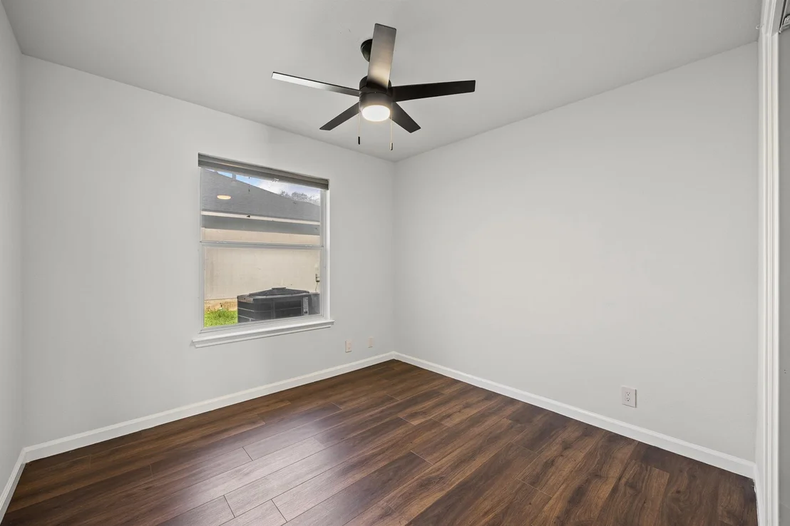 Photo of 904 Honeysuckle DR