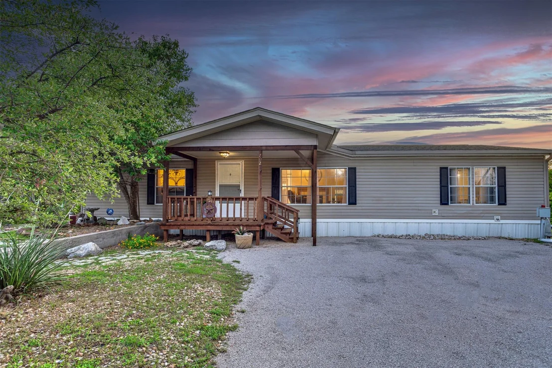 Photo of 702 Liveoak RD